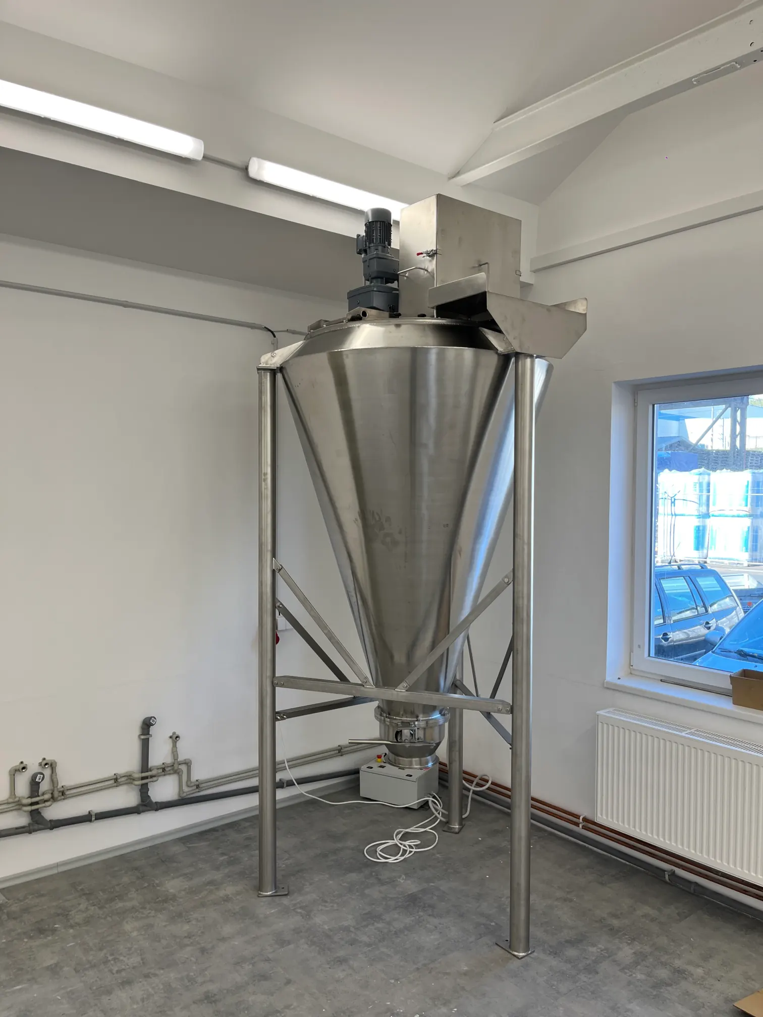 Vertical conical screw mixer