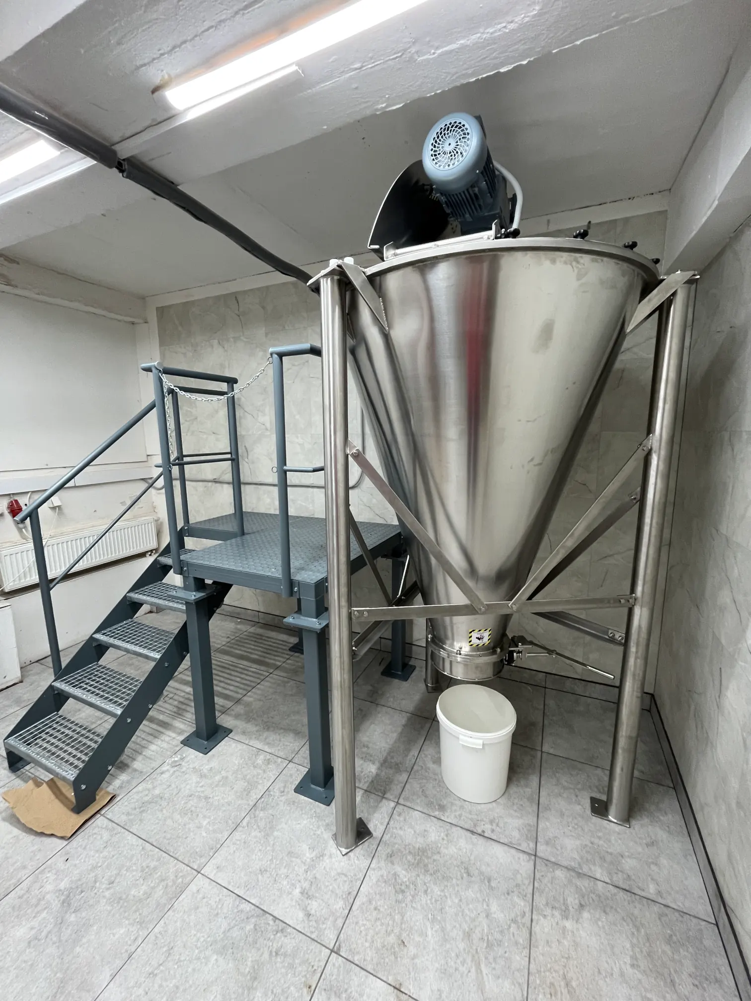 Vertical conical screw mixer