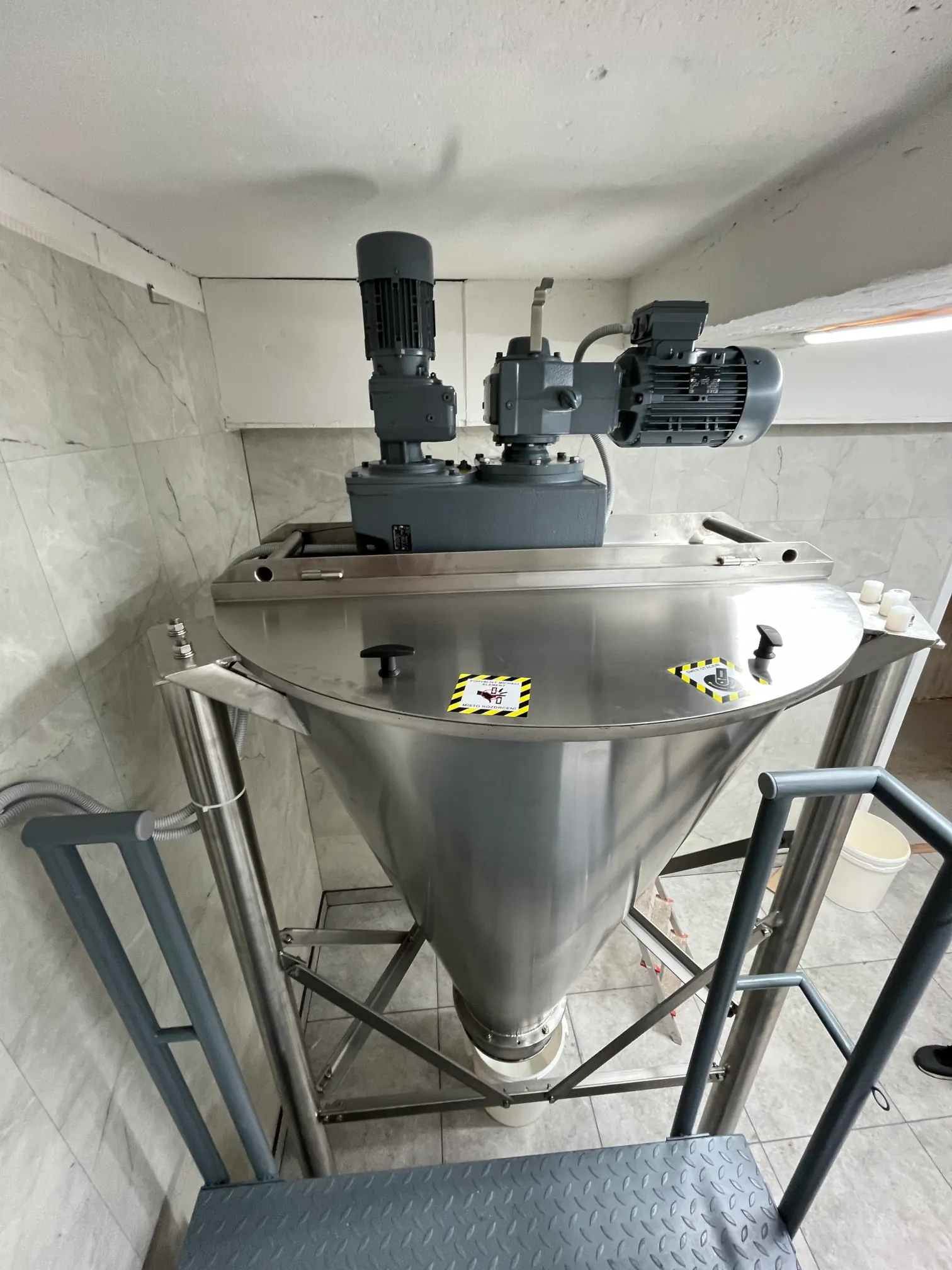 Vertical conical screw mixer
